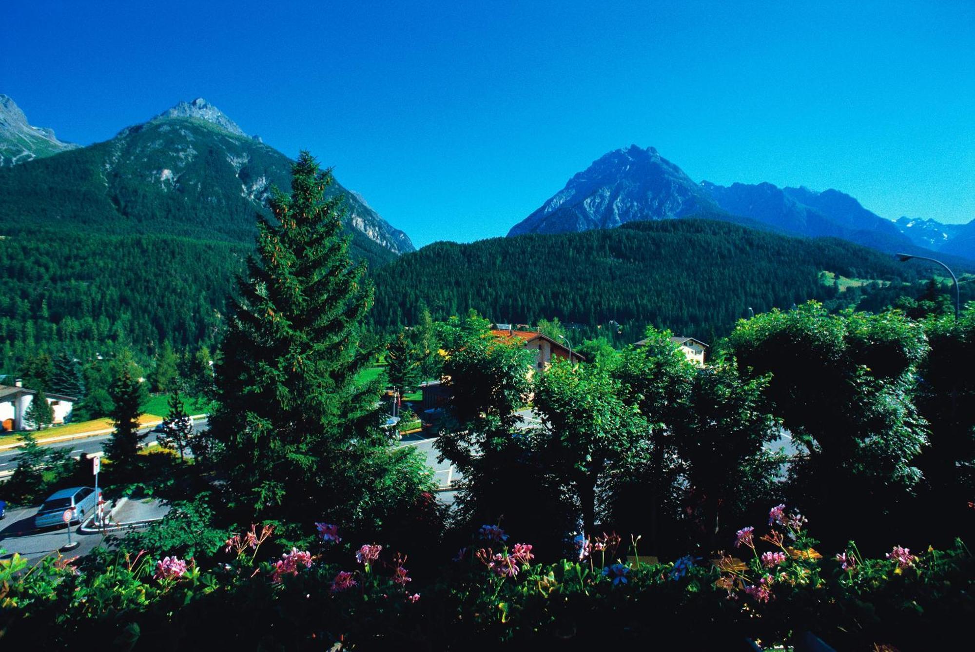 Hotel Bellaval Scuol Exterior foto